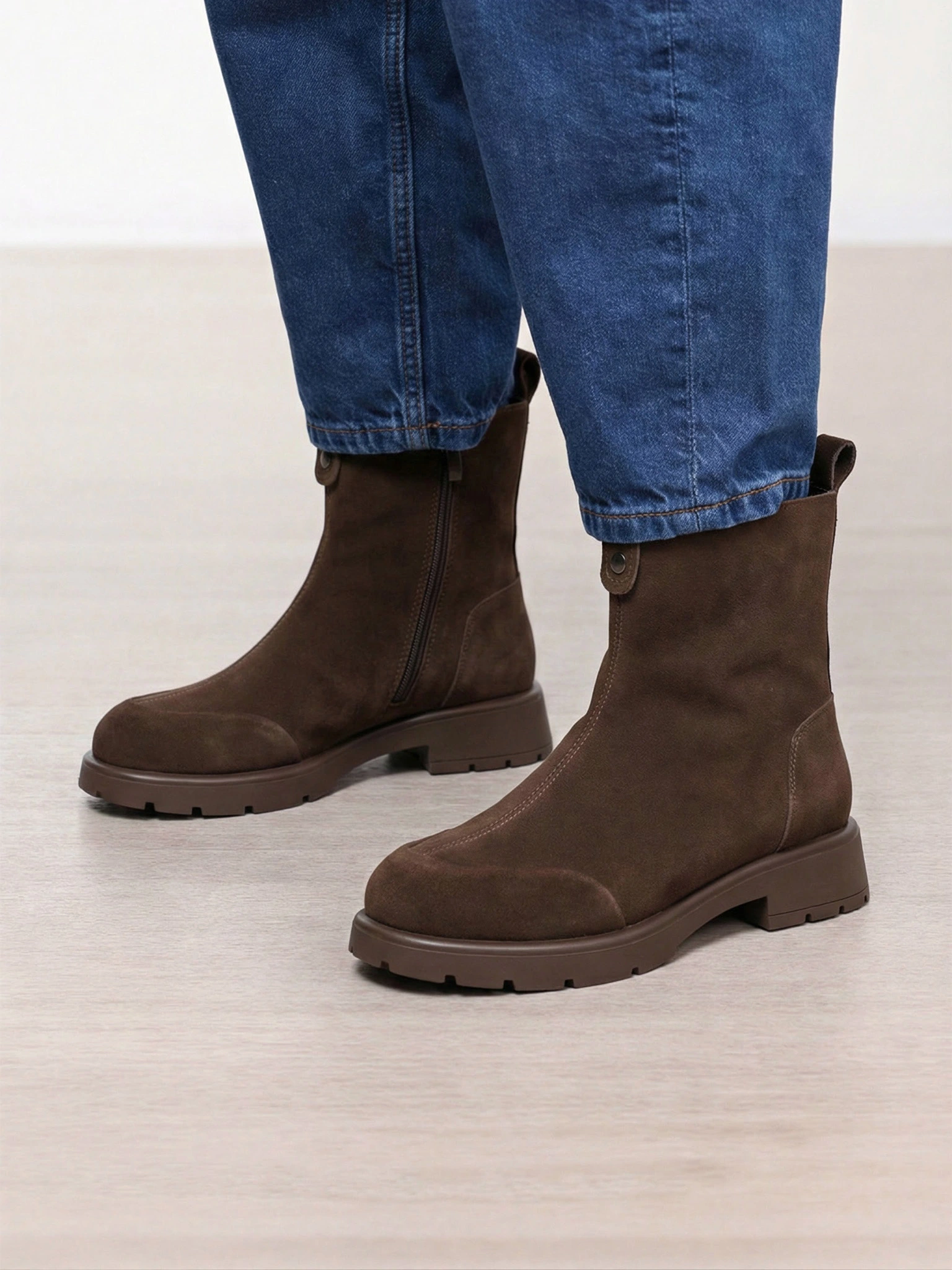 Ботинки темно-коричневого цвета на среднем каблуке